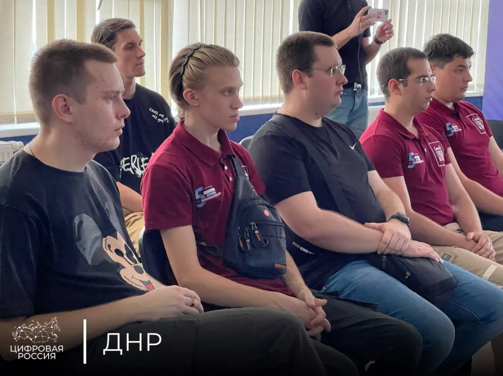 «Профессия цифра»: в столице ДНР прошла лекция для ветеранов и участников СВО