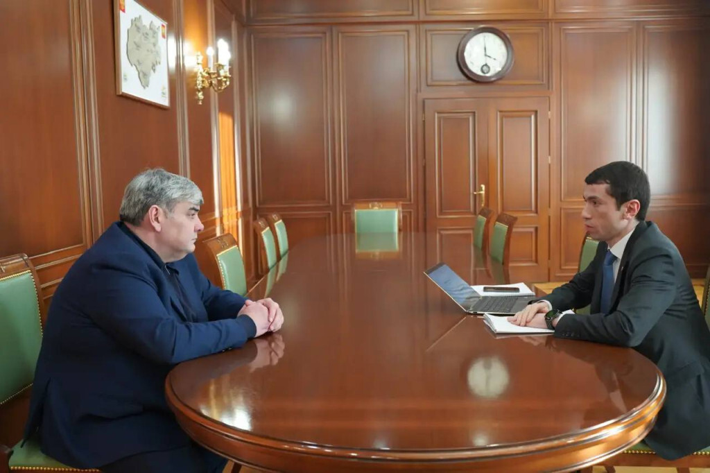 Глава Кабардино-Балкарской Республики (КБР) Казбек Коков провел рабочую встречу с министром цифрового развития, связи и массовых коммуникаций КБР, региональным координатором федерального партийного пр