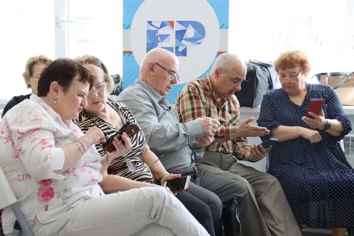 Обработке фотографий при помощи ИИ научилось старшее поколение Рязанской области