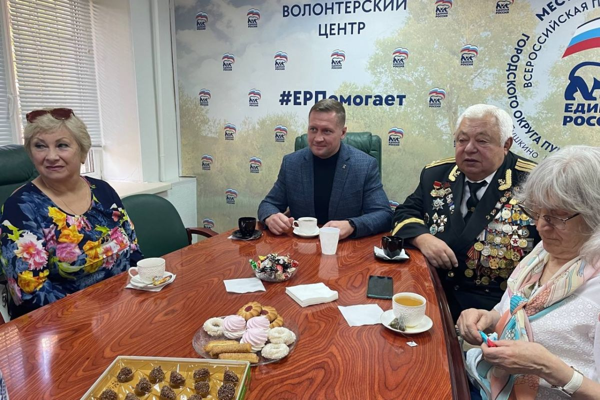 Депутат Мособлдумы Михаил Ждан обсудил с представителями старшего поколения удобство цифровых сервисов