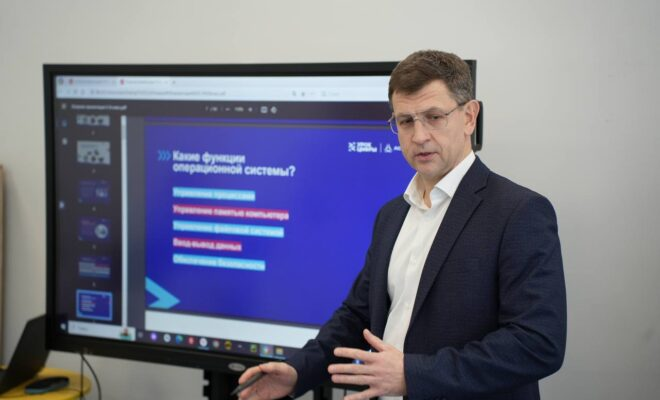 Замгубернатора Калужской области провел «Урок цифры» для учеников 8-го класса