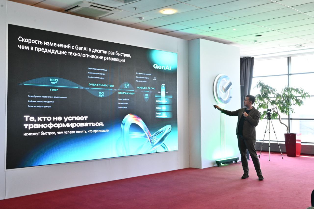 Новосибирская область представила рабочее место госслужащего с ИИ-помощниками на форуме «Технопром-2025»