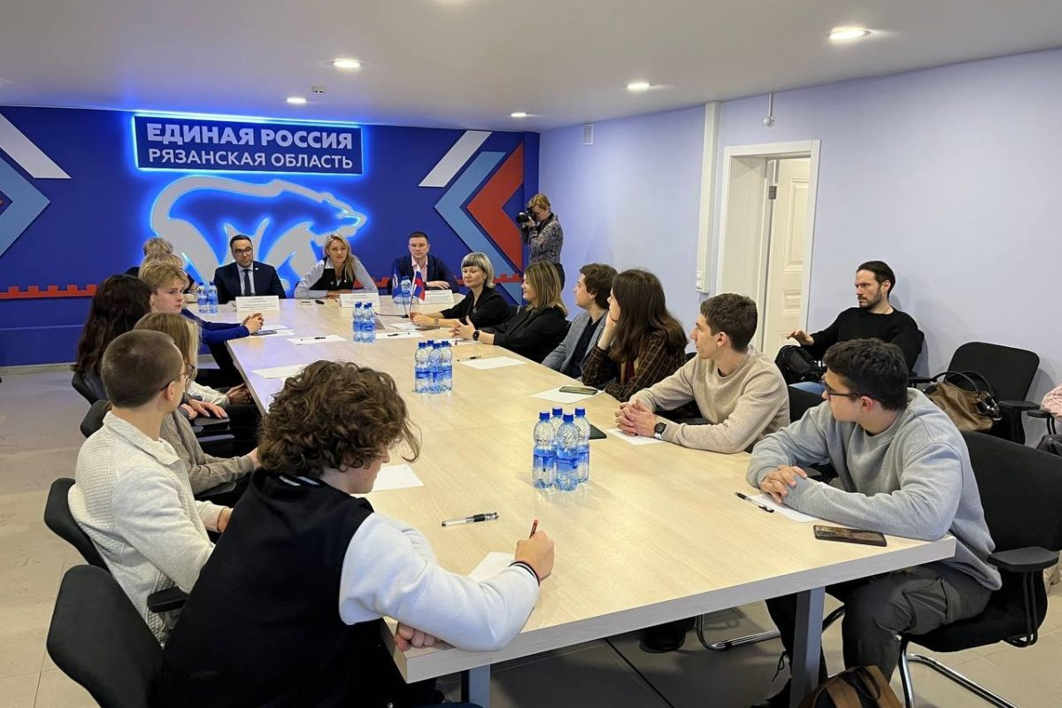 В ШТАБЕ ОБЩЕСТВЕННОЙ ПОДДЕРЖКИ «ЕДИНОЙ РОССИИ» В РЯЗАНИ ДЛЯ СТУДЕНТОВ ОРГАНИЗОВАЛИ ПРОФОРИЕНТАЦИОННУЮ ВСТРЕЧУ
