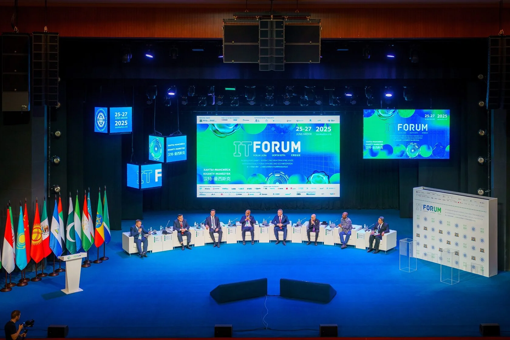 В Ханты-Мансийске обсудили цифровизацию законодательной власти на полях XVI Международного IT-форума с участием стран БРИКС и ШОС